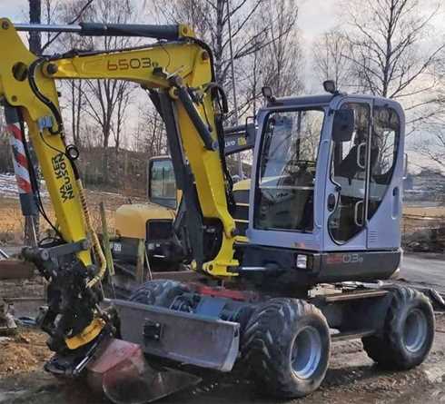 Hjulburen grävmaskin Wacker Neuson 6503 med redskapskärra stulen i Karlstad